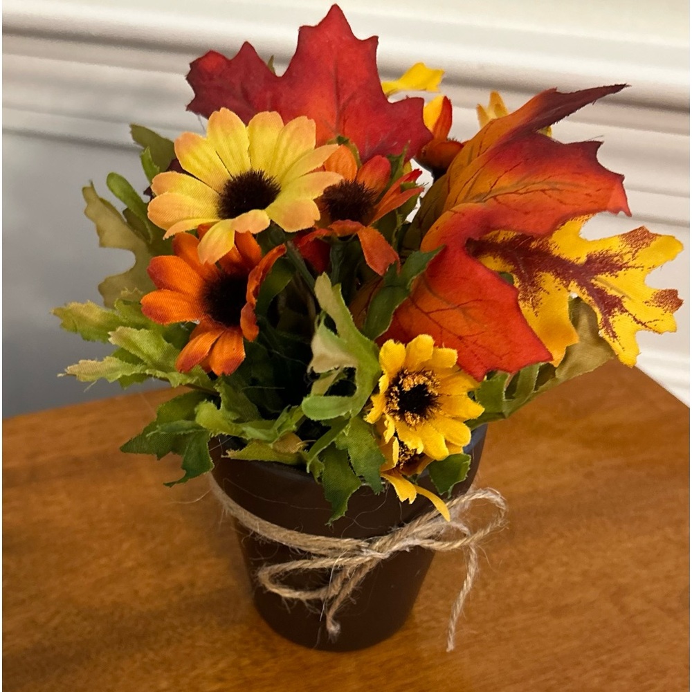 Floral decoration, hand-made. Hand painted clay pot with fall decor flowers NWT - Picture 4 of 5